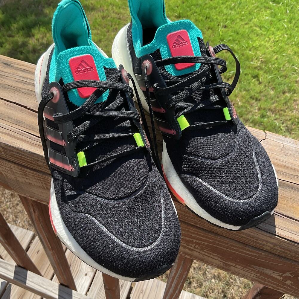 Adidas Women’s UltraBoost 22 Black Turbo Mint Size 9